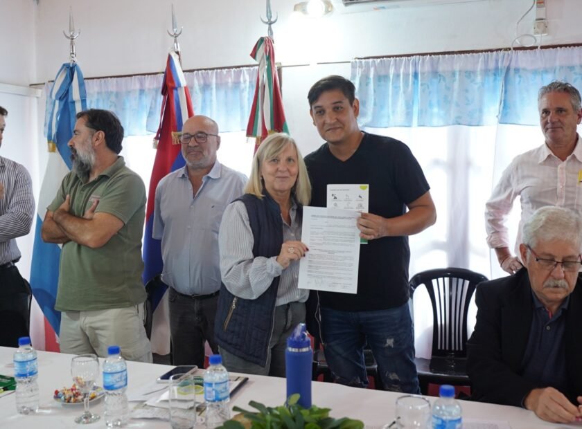 Impulso al Desarrollo Industrial en Apóstoles: Firma de Acta y Entrega de Permisos de Ocupación
