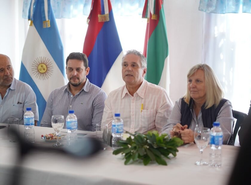 Impulso al Desarrollo Industrial en Apóstoles: Firma de Acta y Entrega de Permisos de Ocupación