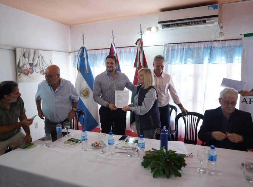 Impulso al Desarrollo Industrial en Apóstoles: Firma de Acta y Entrega de Permisos de Ocupación
