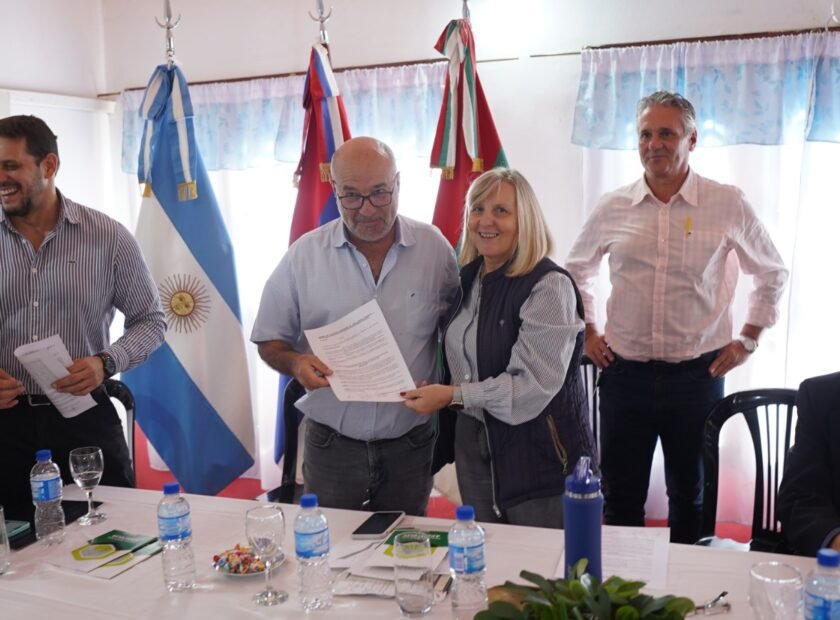 Impulso al Desarrollo Industrial en Apóstoles: Firma de Acta y Entrega de Permisos de Ocupación