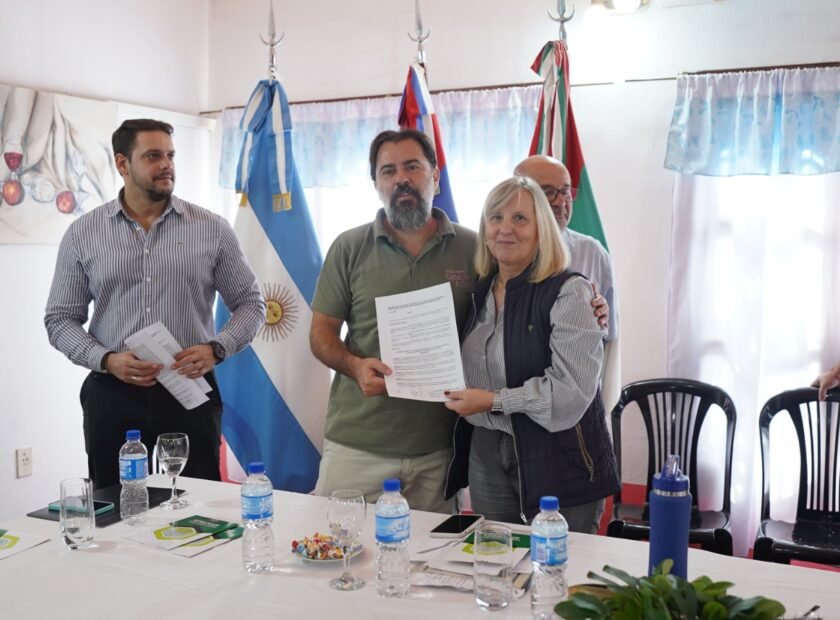 Impulso al Desarrollo Industrial en Apóstoles: Firma de Acta y Entrega de Permisos de Ocupación
