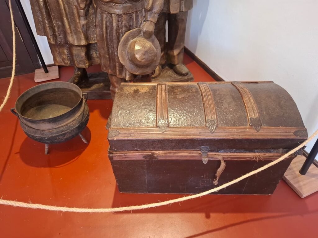 MUSEO P DIEGO DE ALFARO - Olla de fundicion y baul